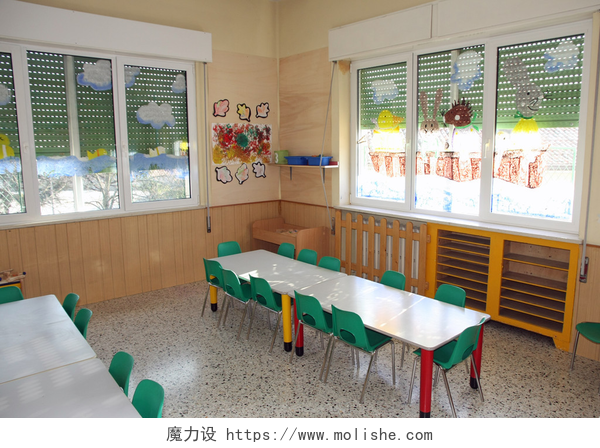 幼儿园教室的书桌和椅子书桌和椅子的类中的幼儿园